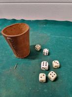 dobbelbeker vintage met 6 dobbelstenen, Ophalen of Verzenden