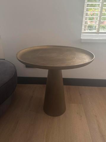 Mooie Bijzettafel beschikbaar voor biedingen