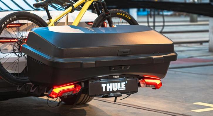Thule Epos2 met bagagebox bij de EEND voor €1778,00, Auto diversen, Fietsendragers, Nieuw, Trekhaakdrager, 2 fietsen, Brede banden