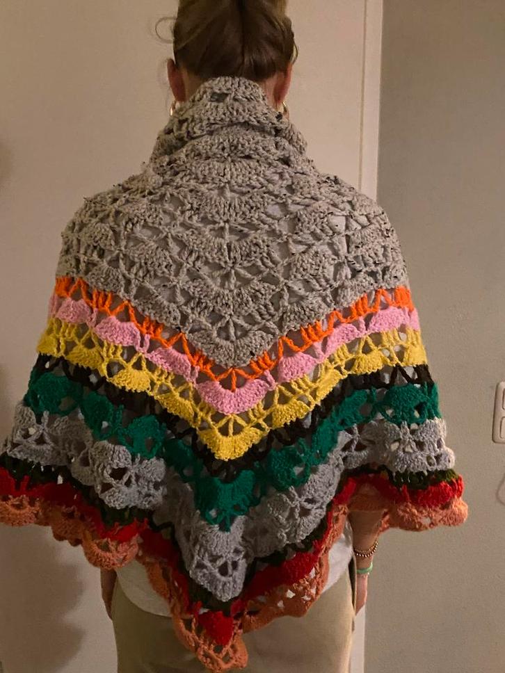 Gehaakte omslagdoek met kleurrijke accenten, Kleding | Dames, Overige Dameskleding, Nieuw, Ophalen of Verzenden
