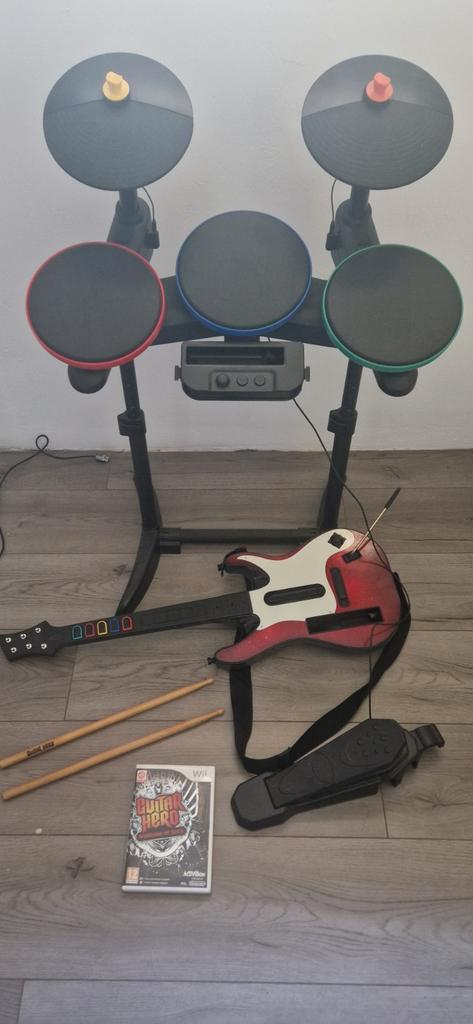 Compleet Drumstel + Gitaar + Game voor Nintendo Wii, Spelcomputers en Games, Games | Nintendo Wii, Gebruikt, Muziek, 2 spelers