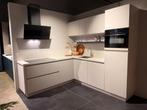 Showroomkeuken Migot Zandgrijs, € 4.990,-, Ophalen, Hoekkeuken, Nieuw, Hoogglans of Gelakt