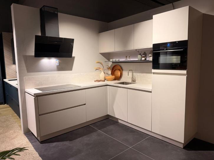 Showroomkeuken Migot Zandgrijs, € 4.990,-, Huis en Inrichting, Keuken | Complete keukens, Nieuw, Hoekkeuken, Crème, Kunststof