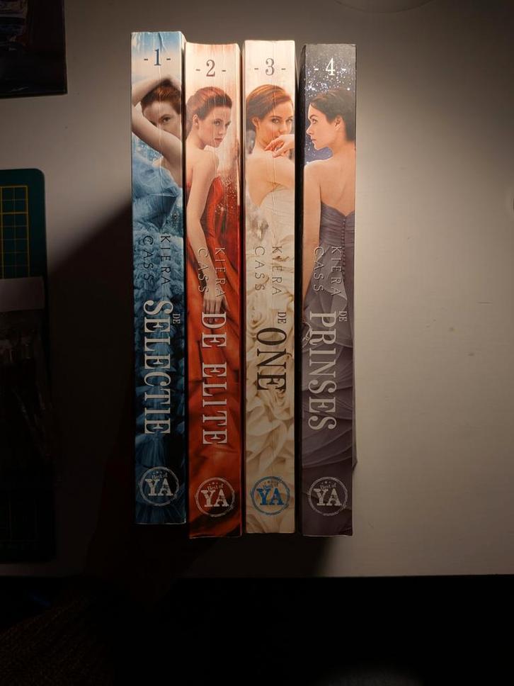 The Selection Serie - Kiera Cass (4 Boeken), Boeken, Fantasy, Gelezen, Ophalen of Verzenden