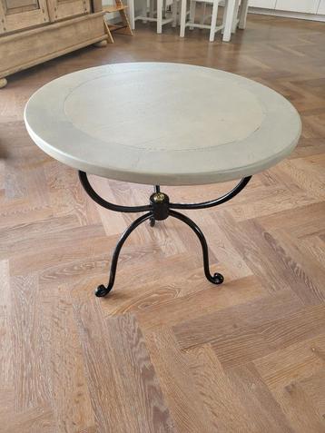 Tafel met sierlijk zwaar gietijzeren onderstel beschikbaar voor biedingen