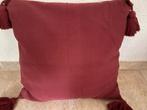 Kussen met 4 Franje Kwastjes Kleur: Bordeaux als Nieuw, Huis en Inrichting, Woonaccessoires | Kussens, Ophalen of Verzenden, Zo goed als nieuw
