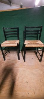 2 stoelen zwart hout , biezen zitting