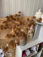 Nieuw 4 goudkleurige takken met dennenappels, Diversen, Kerst, Ophalen of Verzenden, Nieuw