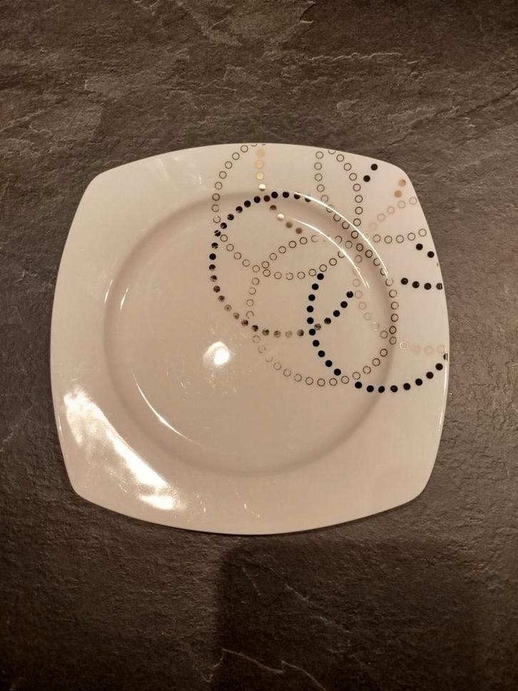 Servies - 35 witte borden met opdruk, Huis en Inrichting, Keuken | Servies, Zo goed als nieuw, Bord(en), Effen, Aardewerk, Ophalen