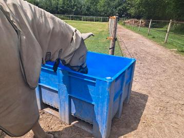 hooibak met 4 bevestigen om een hooinet vast te maken beschikbaar voor biedingen