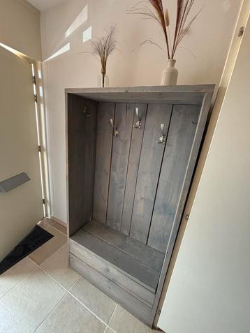 Stoere steigerhout garderobekast beschikbaar voor biedingen