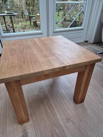 grenen tafel beschikbaar voor biedingen