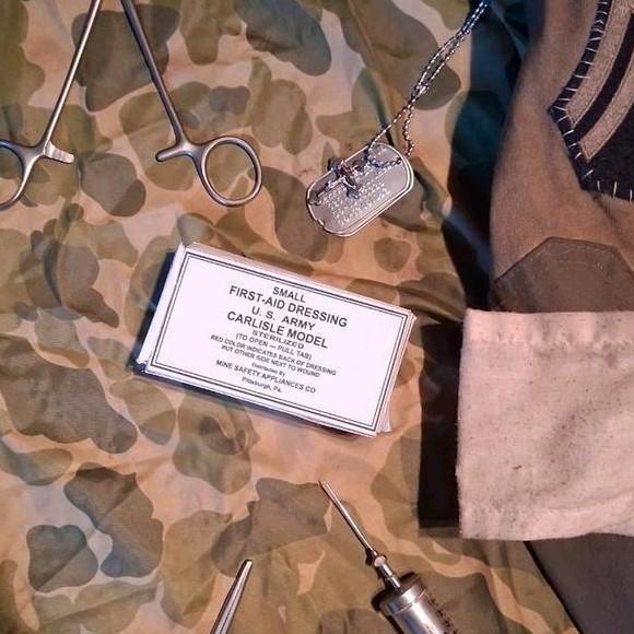 WW2 US CARLISLE FIRST AID reproductie, Verzamelen, Militaria | Algemeen, Overige soorten, Overige typen, Overige gebieden, Ophalen of Verzenden