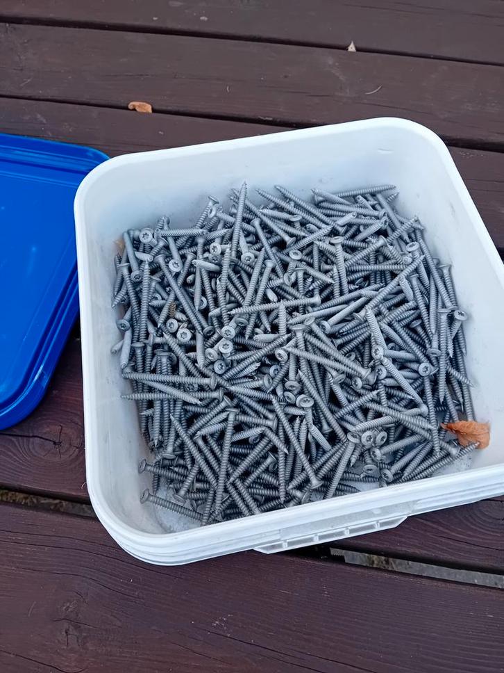Grote bak met 60mm schroeven, Doe-het-zelf en Verbouw, IJzerwaren en Bevestigingsmiddelen, Zo goed als nieuw, Schroeven, 50 tot 100 mm