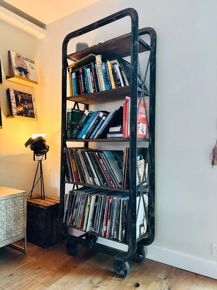 Industriële kast / boekenkast op wielen – Barak7, Huis en Inrichting, Kasten | Stellingkasten, Zo goed als nieuw, Ophalen