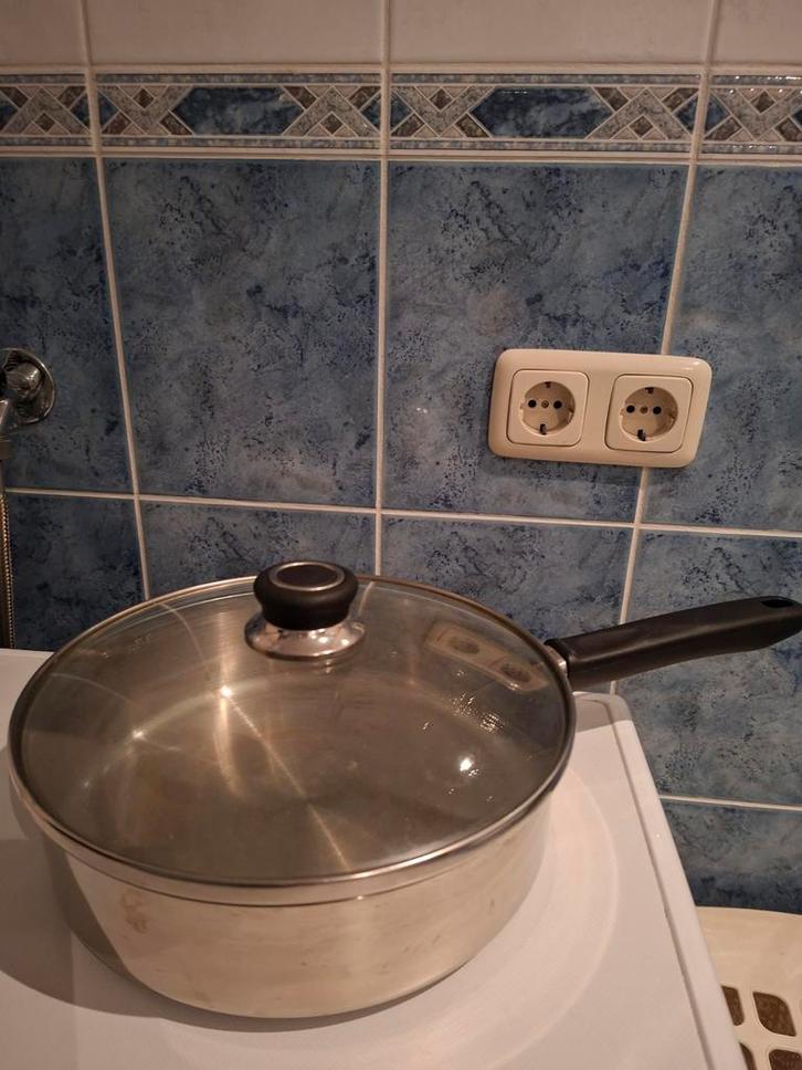 Hapjespan chroom+ deksel met zwart handvat., Huis en Inrichting, Keuken | Potten en Pannen, Koekenpan of Braadpan, Gietijzer, Ophalen