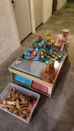 Houten treinbaan met speeltafel, treintjes, gebouwen etc., Kinderen en Baby's, Speelgoed | Houten speelgoed, Ophalen, Gebruikt