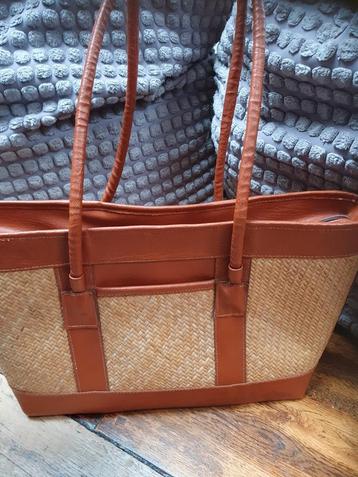 Mooie nieuwe dames handtas van riet en nepleer beschikbaar voor biedingen
