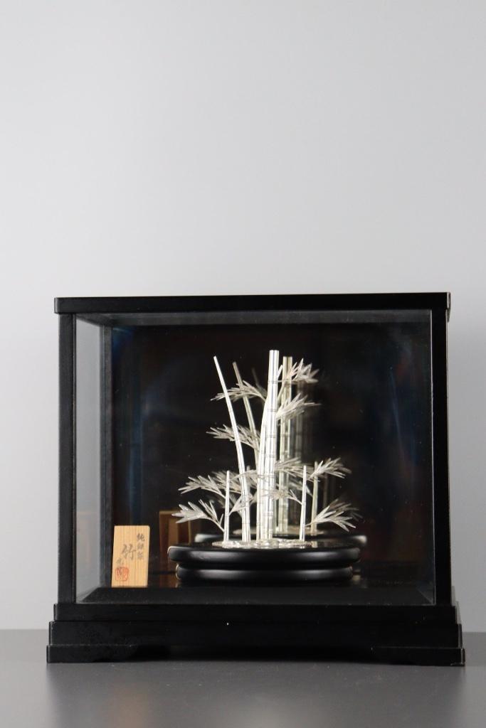 Japans zilveren bamboe in vitrine – Kōsoku (光則作),, Antiek en Kunst, Antiek | Goud en Zilver, Zilver, Ophalen of Verzenden