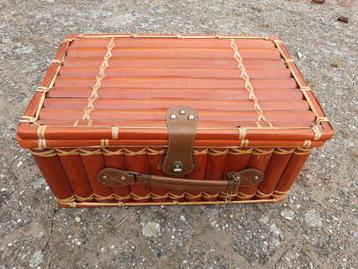 Picknickmand met inhoud beschikbaar voor biedingen