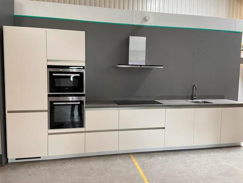 Zeer mooie witte rechte keuken met Siemens en keramiek blad., Huis en Inrichting, Keuken | Complete keukens, Zo goed als nieuw