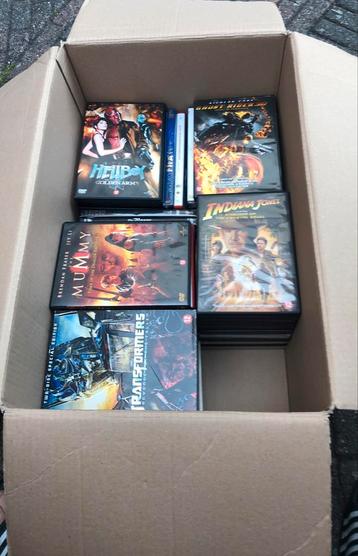 Doos met ongeveer 55 dvd’s beschikbaar voor biedingen