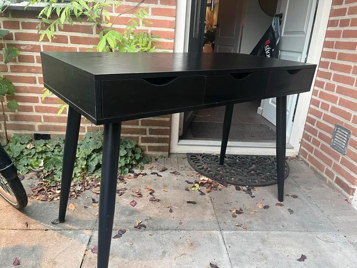 Zwarte bureau met 3 lades - Leenbakker, Huis en Inrichting, Bureaus, Zo goed als nieuw, Bureau, Ophalen