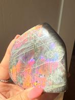 Supwr flash labradoriet sculptuur || op standvlak ||, Verzamelen, Mineralen en Fossielen, Ophalen of Verzenden, Mineraal