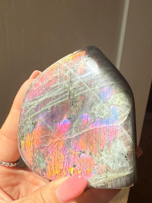 Supwr flash labradoriet sculptuur || op standvlak ||, Verzamelen, Mineralen en Fossielen, Mineraal, Ophalen of Verzenden