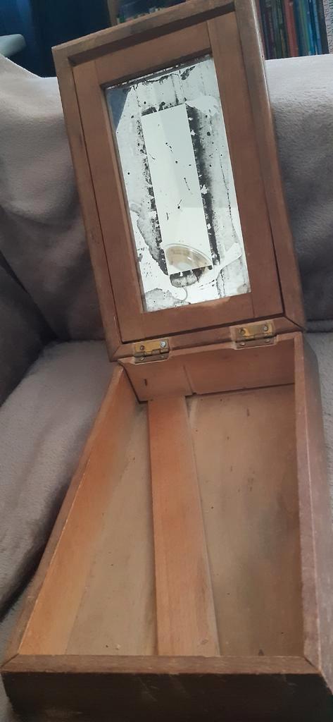 hardhouten antieke scheerdoos. Gebruikt als sieradendoos., Antiek en Kunst, Antiek | Spiegels, Minder dan 100 cm, Rond, Ophalen of Verzenden
