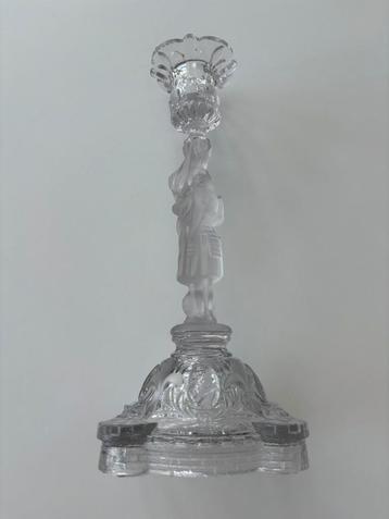 Antieke glazen kandelaar beeltenis Jeanne D’Arc beschikbaar voor biedingen