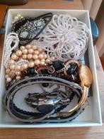 Sieraden verschillende in doos., Sieraden, Tassen en Uiterlijk, Antieke sieraden, Ophalen of Verzenden, Overige materialen, Overige typen
