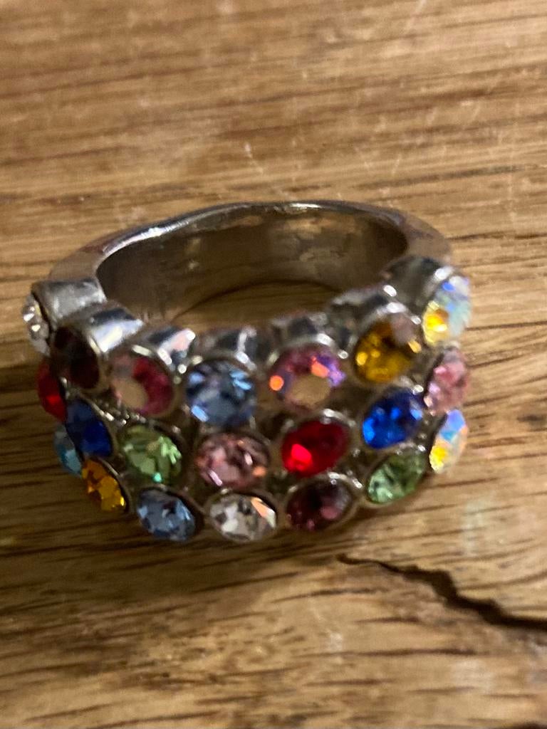 Mooie nieuwe ring met veel kleurtjes strass., Overige materialen, Verzenden, Nieuw, Kleiner dan 17