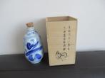 Japanse sake fles, porselein, blauw wit, in houten doos, Antiek en Kunst, Verzenden