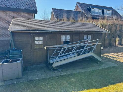 Houten tuinhuis met garagedeur, Tuin en Terras, Tuinhuizen, Gebruikt, Tuinhuis, Hout, 500 cm of meer, 200 tot 400 cm, 2 ramen