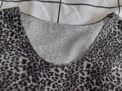 2 tops beige en grijs met panterprint, Kleding | Dames, Tops, Zo goed als nieuw, Maat 42/44 (L), Beige, Ophalen of Verzenden