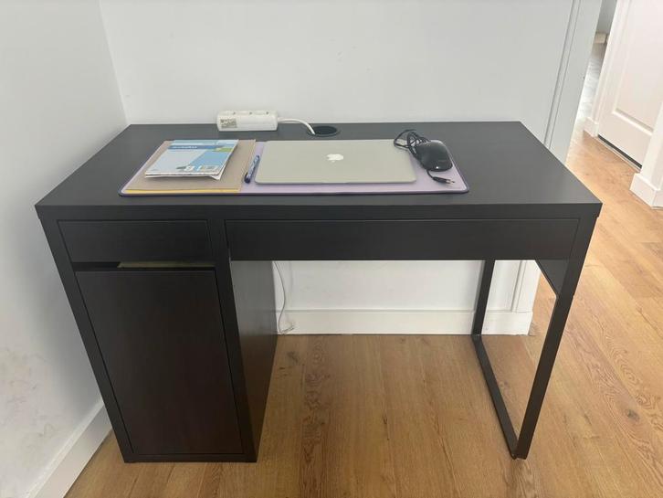 Work desk and office chair, Huis en Inrichting, Bureaus, Zo goed als nieuw, Ophalen