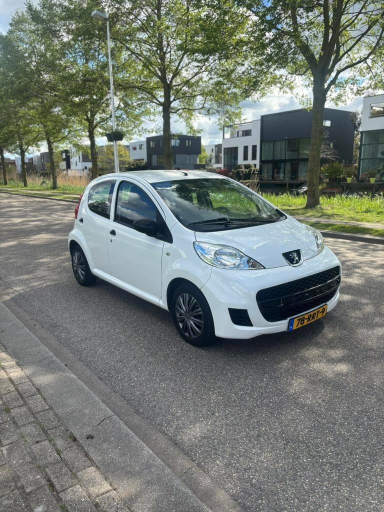 Peugeot 107 1.0 12V 5DR 2011 Wit 5 deurs Koppeling versleten, Voorwielaandrijving, 4 stoelen, Origineel Nederlands, Bedrijf