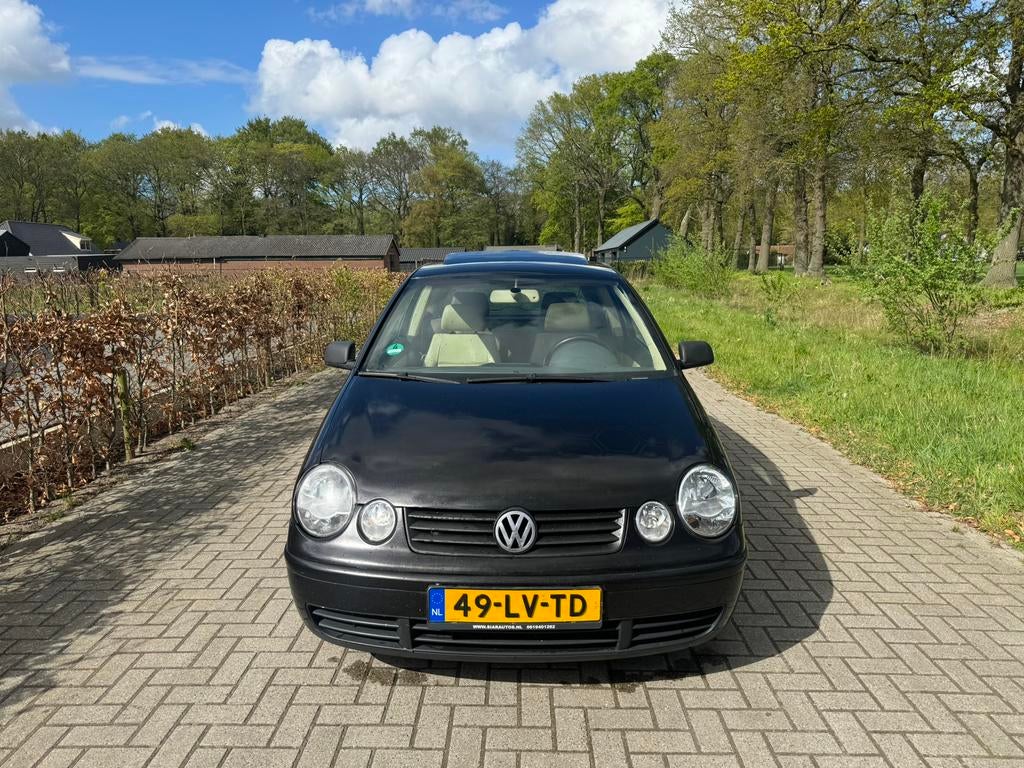 Volkswagen Polo 1.4 55KW AUTOMAAT 2003 Zwart, Auto's, 74 pk, Origineel Nederlands, Particulier, 1000 kg