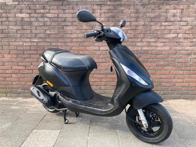 LEUKE PIAGGIO ZIP 4 TAKT SNOR SCOOTER ! BOUWJAAR 2016, Fietsen en Brommers, Scooters | Piaggio, Ophalen, Gebruikt, Zip, Benzine