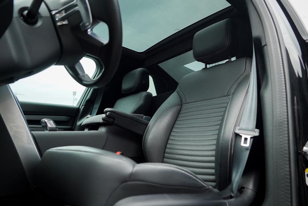 Land Rover Discovery 3.0 D250 R-Dynamic SE / VAN / Pano / Tr, Auto's, Land Rover, 249 pk, Gebruikt, Leder, Bedrijf