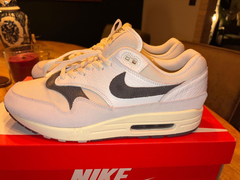Nike Air Max 1 light bone iron grey, Kleding | Heren, Schoenen, Wit, Nike, Nieuw, Ophalen of Verzenden