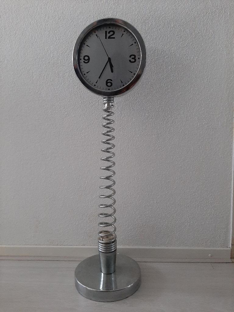 Klok met beweegbare veer. Lengte 95 cm, Ophalen, Gebruikt, Analoog, Staande klok