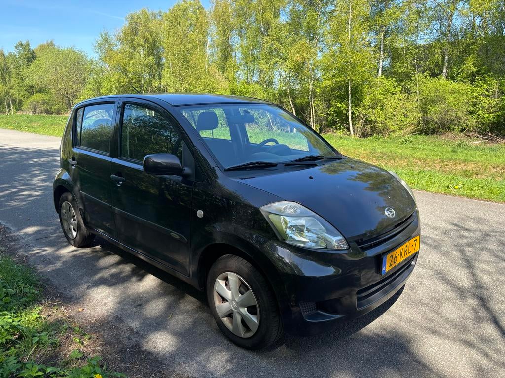 Daihatsu Sirion 1.3 90 pk AUTOMAAT! 73.853 km!! Org NL NAP!!, Auto's, Stof, 4 cilinders, Zwart, 1000 kg