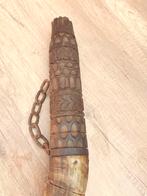 Antieke hoorn met houtsnijwerk en ketting, Ophalen of Verzenden