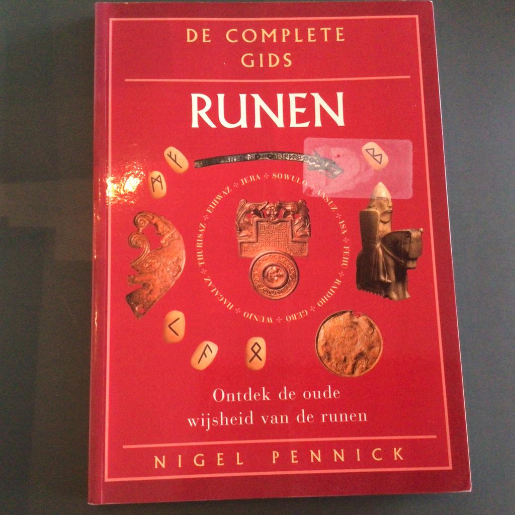 De complete gids Runen - Nigel Pennick, Boeken, Ophalen of Verzenden, Zo goed als nieuw, Achtergrond en Informatie