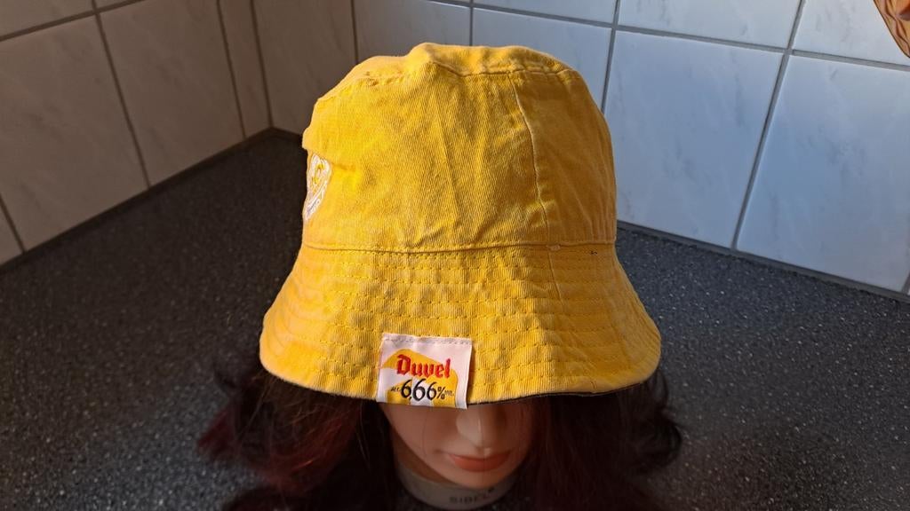 Duvel 6.66% gele bucket hat - dubbelzijdig, Verzamelen, Biermerken, Ophalen of Verzenden, Zo goed als nieuw, Kleding, Duvel