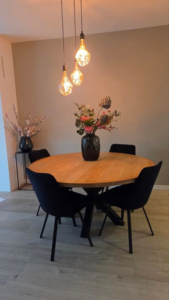 Ronde eiken tafel 150cm + 4 zwarte draaistoelen, Ophalen, Zo goed als nieuw, Modern, Vier personen