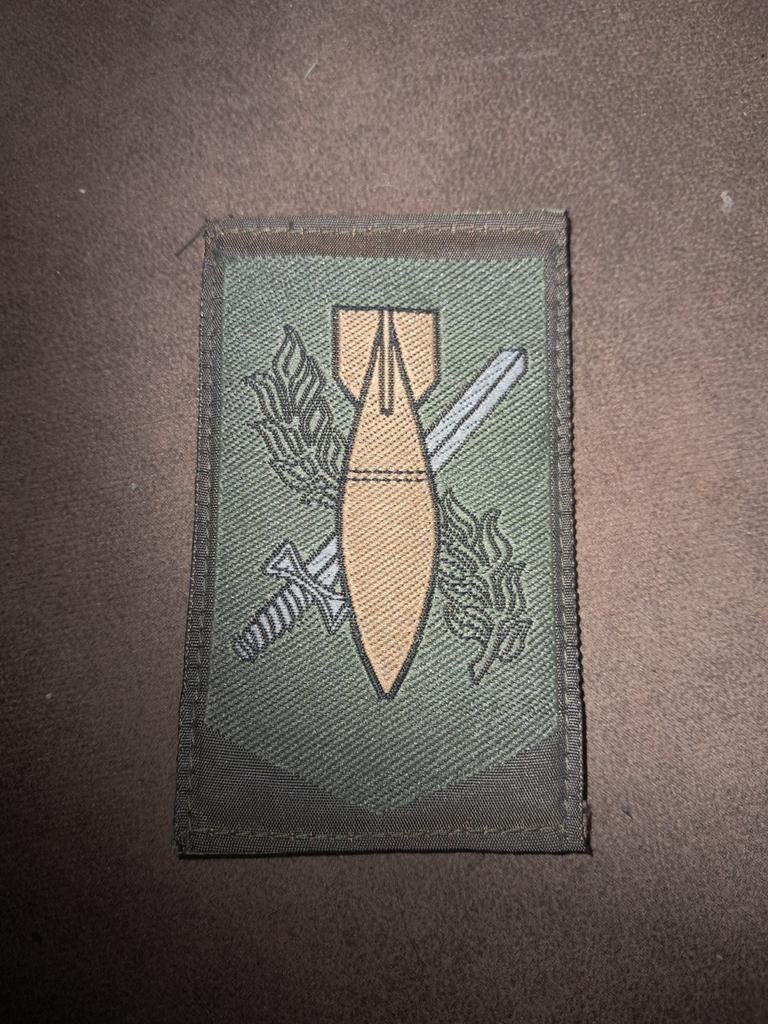 Militair embleem met bom en zwaarden, Ophalen of Verzenden, Landmacht, Nederland, Embleem of Badge