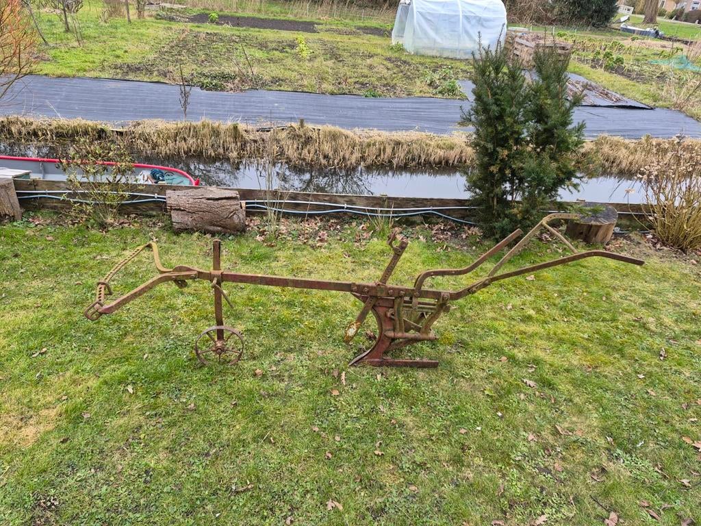 Antieke ijzeren ploeg, Ophalen